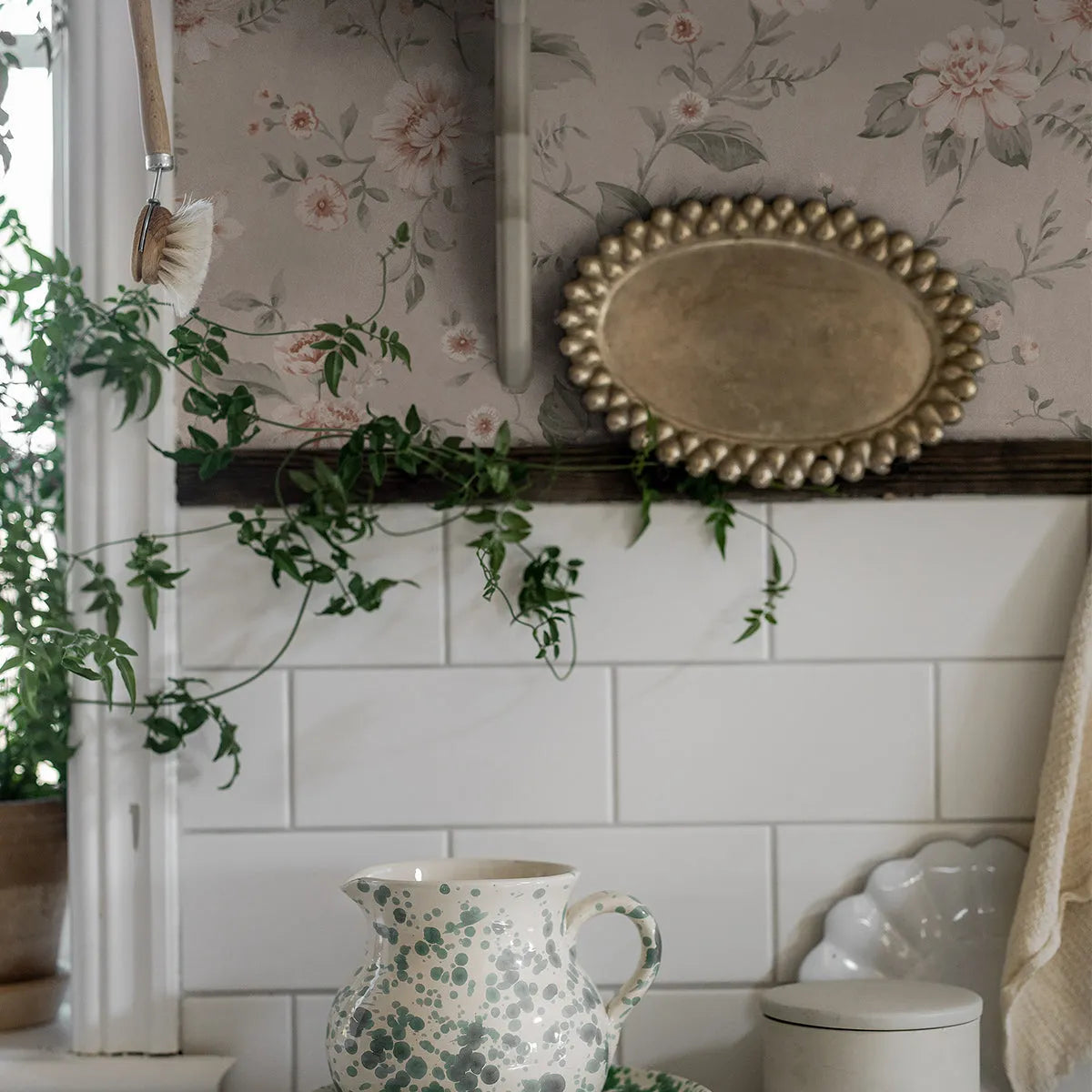 Laura's Cottage Wallpaper - Borastapeter