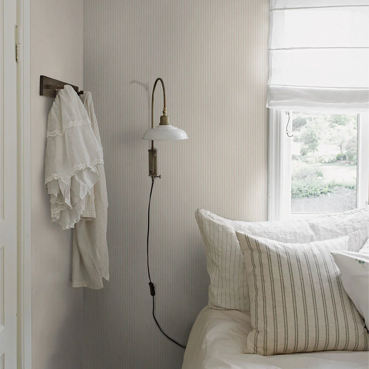 Polka Stripe Wallpaper - Borastapeter